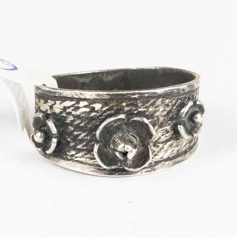 Anillo con diseño de flores en plata y negro