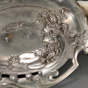 Centro de Mesa Art Nouveau en Metal Plateado con Figura Femenina - imagen 4