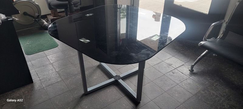 Lote siguiente: Mesa de comedor moderna y elegante