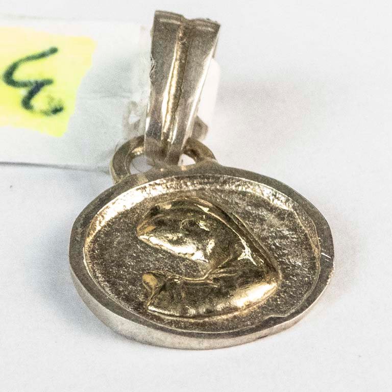 Pendiente de plata y oro con diseño de peces - imagen 2