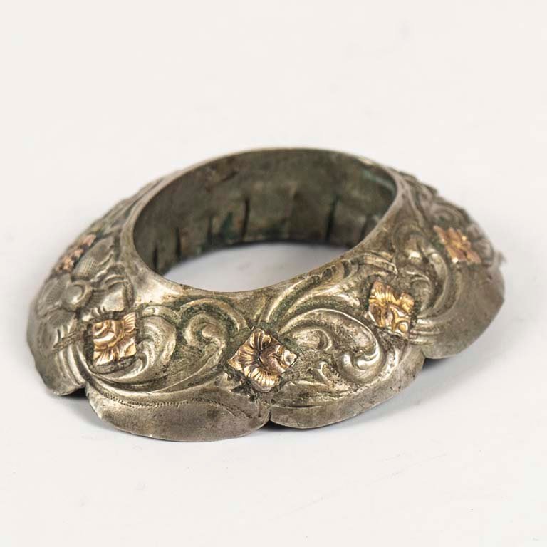 Lote anterior: Collar de platería criolla con diseño floral y detalles ornamentales