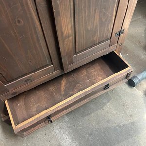 Ropero de Madera Oscura con Dos Puertas y Cajón - imagen 4