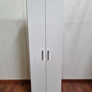 Lote siguiente: L 975 - Práctico armario multiuso de buen porte en color blanco con diseño moderno y minimalista, ideal para el hogar (Medidas