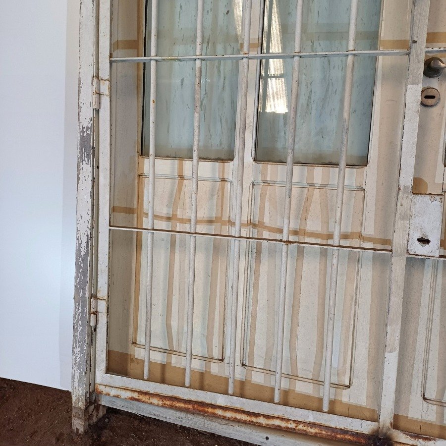 Puerta de dos hojas con diseño de tablero y vidrio - imagen 6