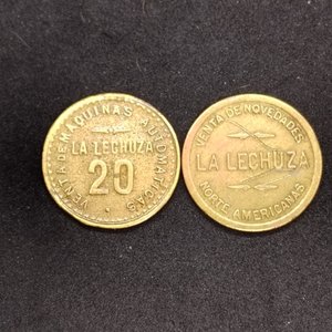 Lote de 2 fichas de máquinas automáticas "La Lechuza" de bronce, Buenos Aires - imagen 3