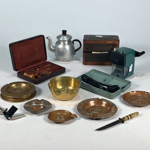 Lote siguiente: Lote de Ceniceros de Bronce y Cobre, Cafetera Antigua, Abrecartas y Más