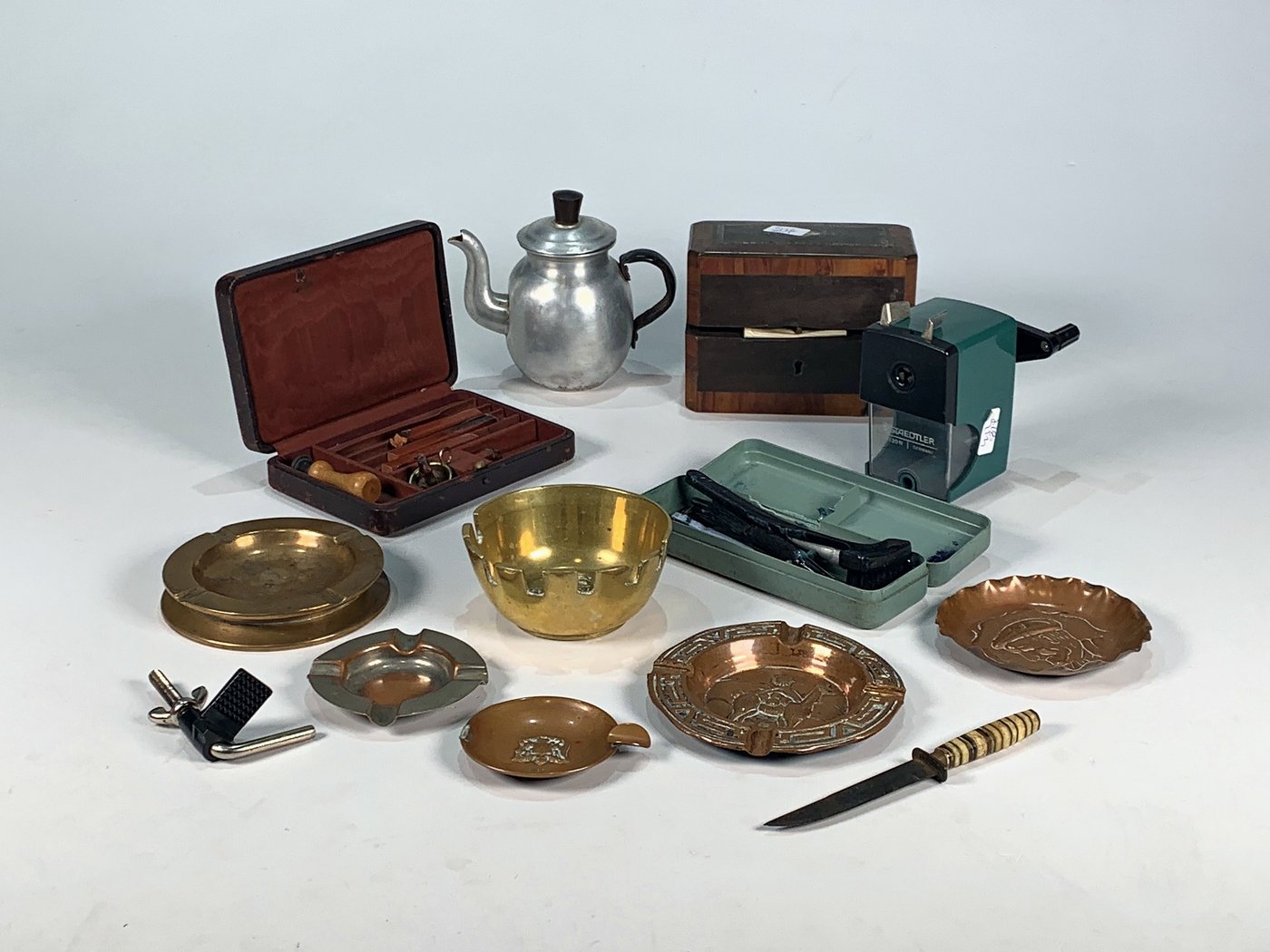 Lote de Ceniceros de Bronce y Cobre, Cafetera Antigua, Abrecartas y Más