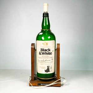 Lote siguiente: Lámpara de Sobremesa Botella Whisky Black & White Soporte Madera 56 cm