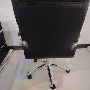 Silla de Oficina Negra con Ruedas y Brazos - imagen 8