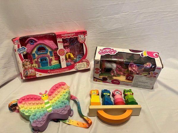 Lote de Juguetes Infantiles: Casita de Muñecas, Carruaje, Bolso Pop-It y Encastre de Madera - imagen 1