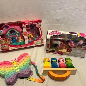 Lote siguiente: Lote de Juguetes Infantiles: Casita de Muñecas, Carruaje, Bolso Pop-It y Encastre de Madera