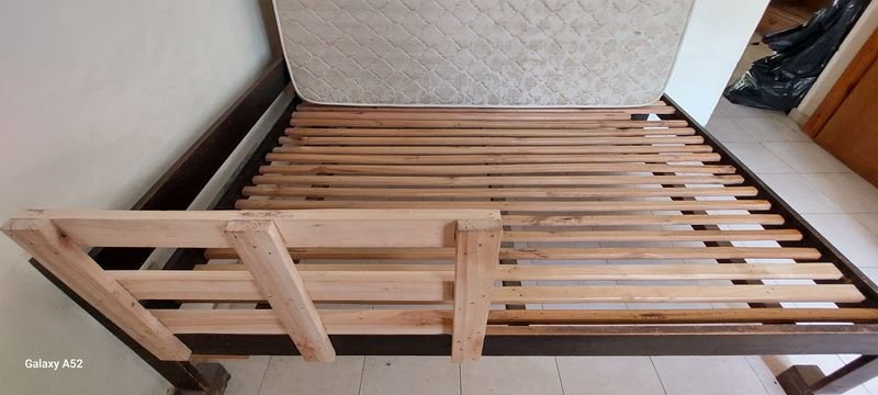 Cama de dos plazas con colchón y estructura de madera - imagen 6