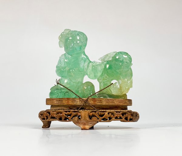 Talla en Coral Verde: Personajes Orientales sobre Base de Madera - imagen 1