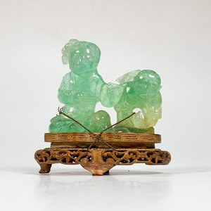 Lote siguiente: Talla en Coral Verde: Personajes Orientales sobre Base de Madera