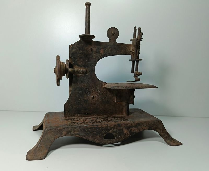 Máquina de coser antigua para niños y aprendices - imagen 2