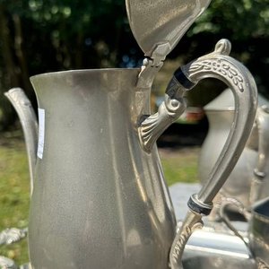 1 juego de té antiguo en peltre con finos detalles ornamentales (2 teteras, 1 lechera, 1 azucarero, 1 fuente) - imagen 5