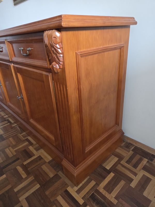 Aparador de madera con detalles tallados - imagen 3