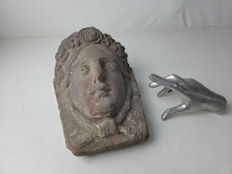 Lote anterior: Rostro en material posiblemente pieza arquitectónica de frente de casa antigua