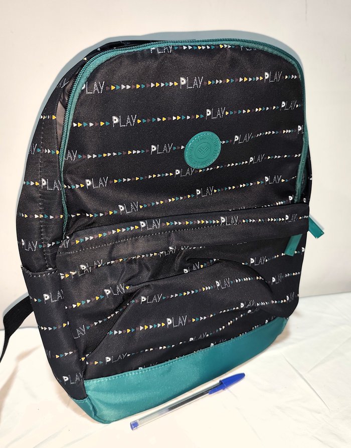 Mochila Azul Nueva con Estampado "Play" y Múltiples Compartimentos
