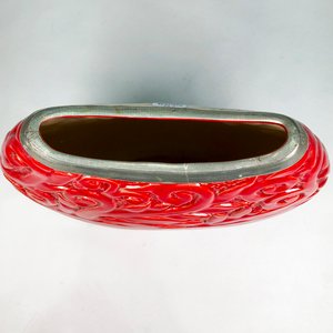 Centro de Cerámica Rojo con Borde de Peltre Labrado - imagen 4