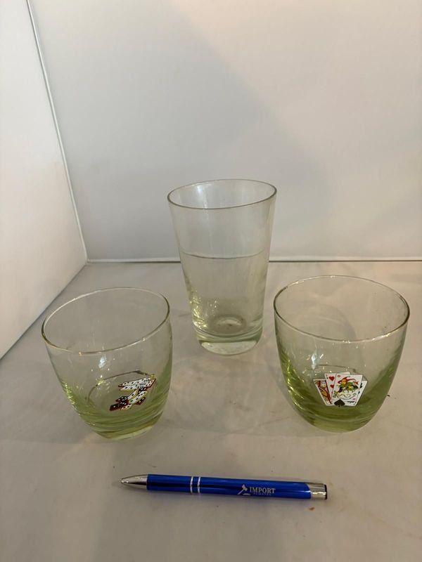 Lote siguiente: Vasos con diseños de cartas y bolígrafos