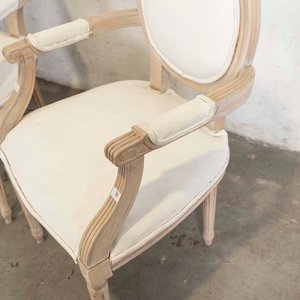 Par de Butacas Estilo Luis XVI con Respaldo Medallón y Tapizado Blanco - imagen 3