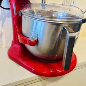 Lote #024 – Batidora KitchenAid (origen Bélgica) 220v, con globo, lira y gancho amasador. 6,6 litros de capacidad - imagen 3