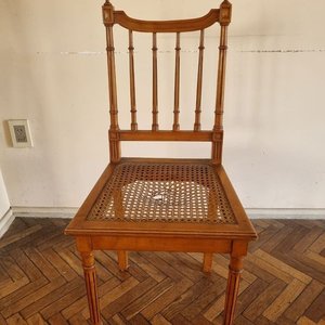 Lote anterior: Antigua Silla de Comedor Estilo Sheraton en Madera Noble con Esterilla