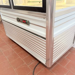 Exhibidor de Postres Refrigerado con 4 Caras Vidriadas y Luz LED - imagen 4
