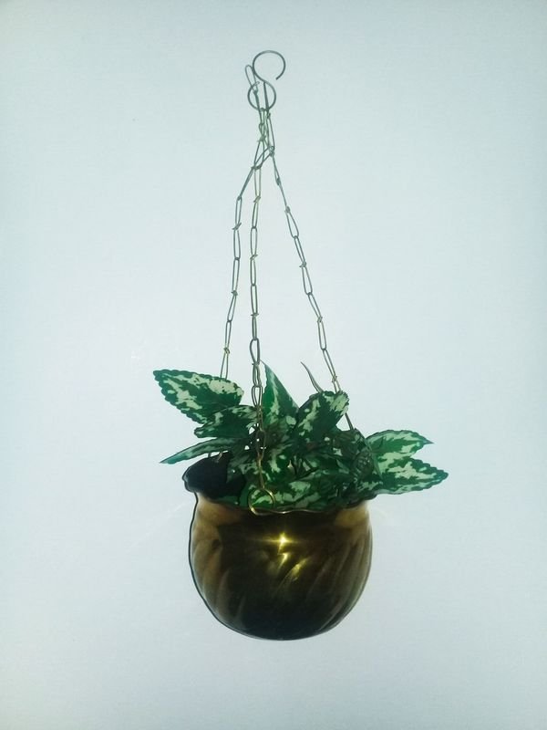 Maceta colgante de bronce con planta artificial - imagen 2