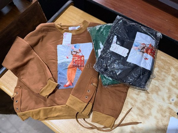 Conjunto de Ropa: Buzo Marrón y Remeras Estampadas