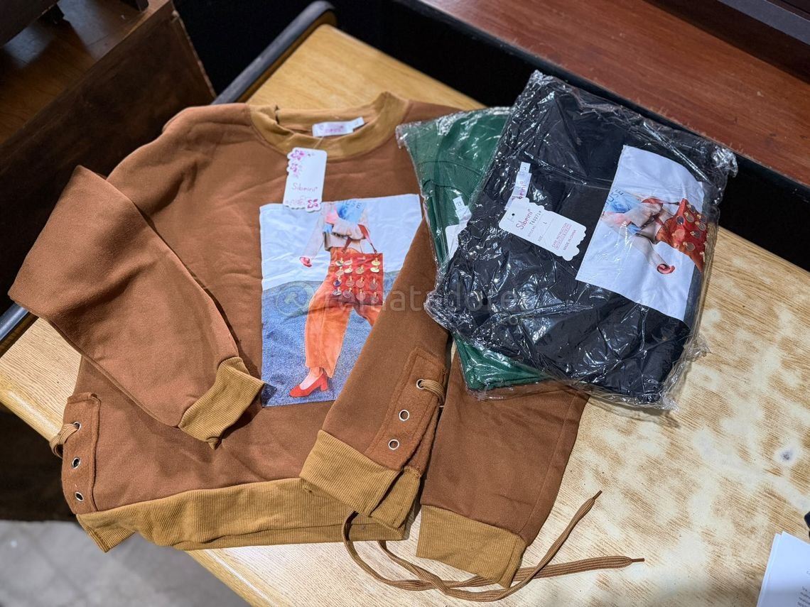 Conjunto de Ropa: Buzo Marrón y Remeras Estampadas