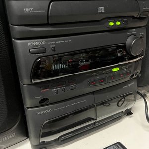 Equipo de Audio Kenwood con Parlantes y Mando a Distancia, Incluye CDs y Cassettes Varios - imagen 5
