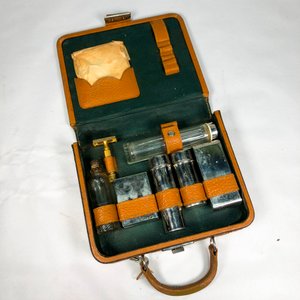 Valija Antigua de Peluquero con Set de Tocador Vintage - imagen 3