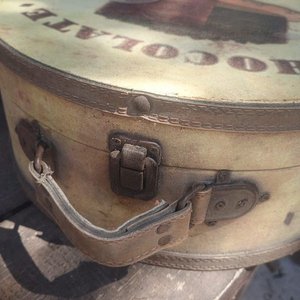 Sombrerera Vintage "Chocolate Velvet Cake" con Interior Gamuzado - imagen 3