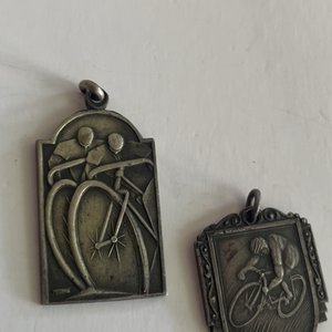 Lote de 2 Medallas Plateadas de Ciclistas Estilo Art Nouveau - imagen 4