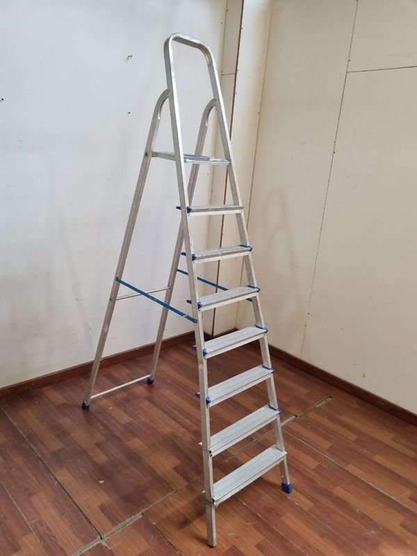 Escalera Plegable de 8 Escalones en Metal y Madera