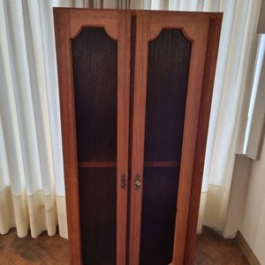 Lote siguiente: Vitrina Esbelta de Madera con Puertas de Vidrio Ahumado y Tiradores Metálicos