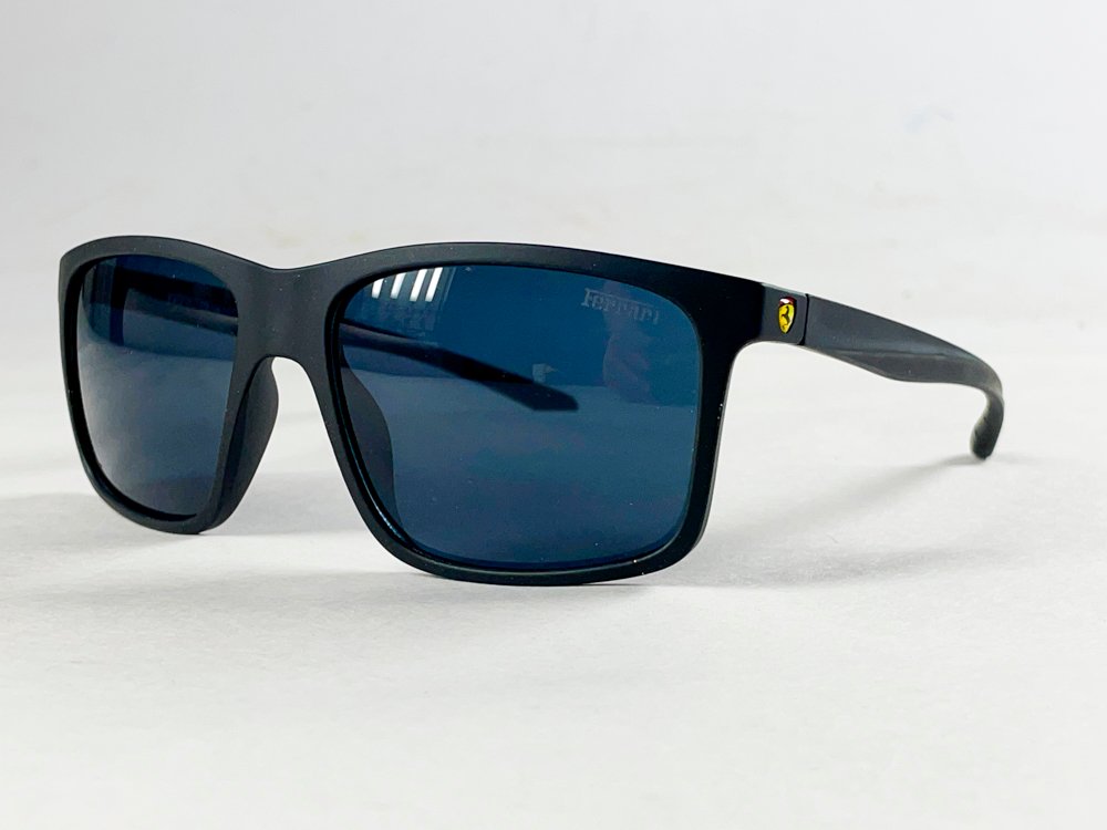 Lote siguiente: Par de lentes de sol negros con logo amarillo