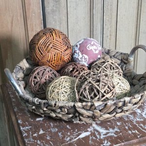 Centro de Mesa con Asas Metálicas y Esferas Decorativas de Mimbre - imagen 2