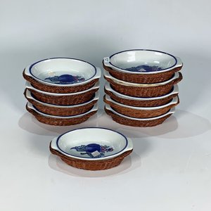Diez Cazuelas de Losa Blancas con Decoración de Frutos y Soporte de Ratán - imagen 1