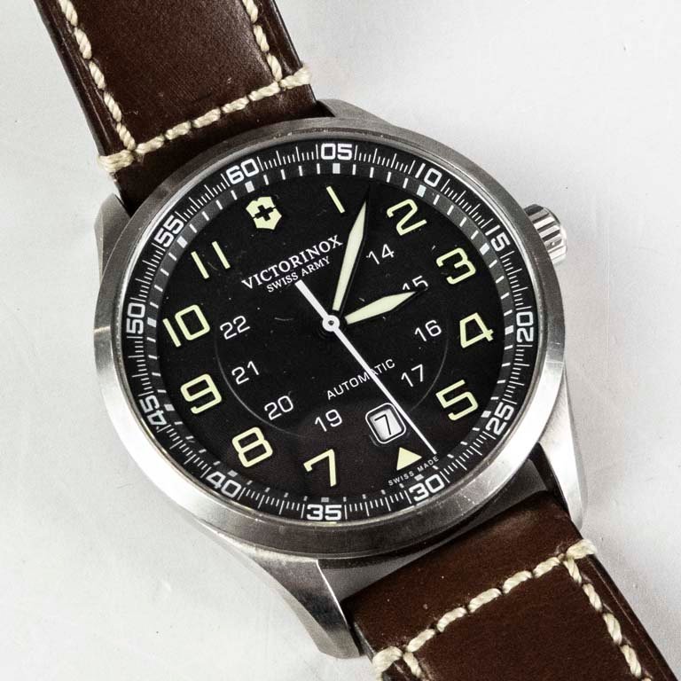 Reloj Victorinox con calendario y malla de cuero - imagen 1