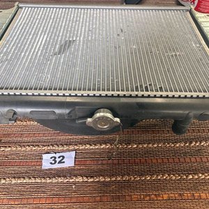 Lote siguiente: Radiador de Auto Metálico con Tapa