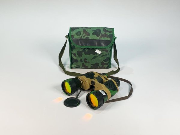 Prismáticos modernos camuflados con funda y correaje