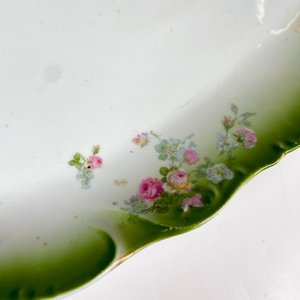Fuente Oval Isabelina de Porcelana con Decoración Floral y Borde Verde - imagen 3