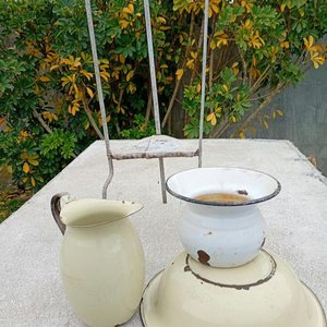 Jarra y Palangana Enlozadas con Pie Metálico - imagen 2
