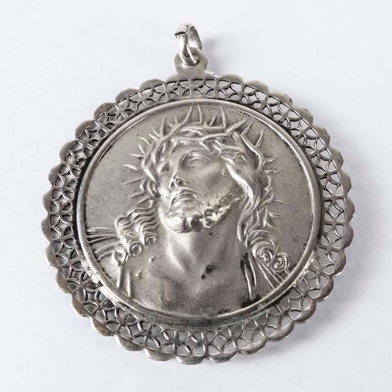 Colgante de plata con Cristo - Accesorio religioso - imagen 2