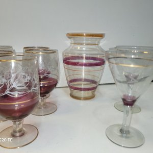 Cristalería Variada: Vasos, Copas y Florero con Detalles Dorados y Grabados - imagen 5