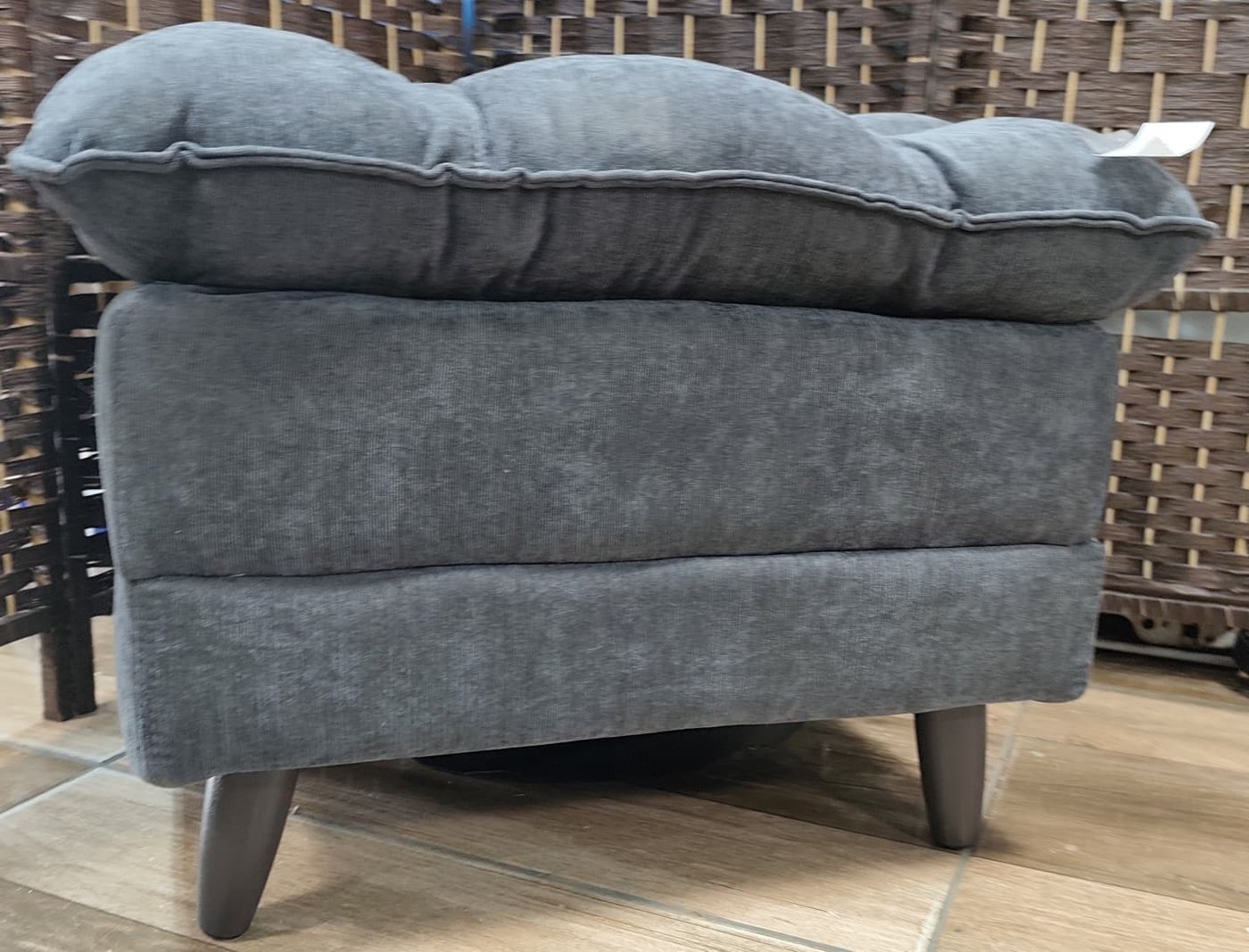 Sofá Puff Tapizado en Microfibras Capitonesa Turin con Patas de Madera - imagen 5