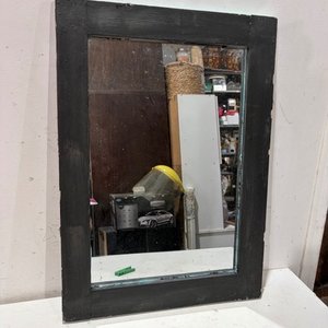 Lote anterior: Espejo Antiguo con Marco de Madera Negro